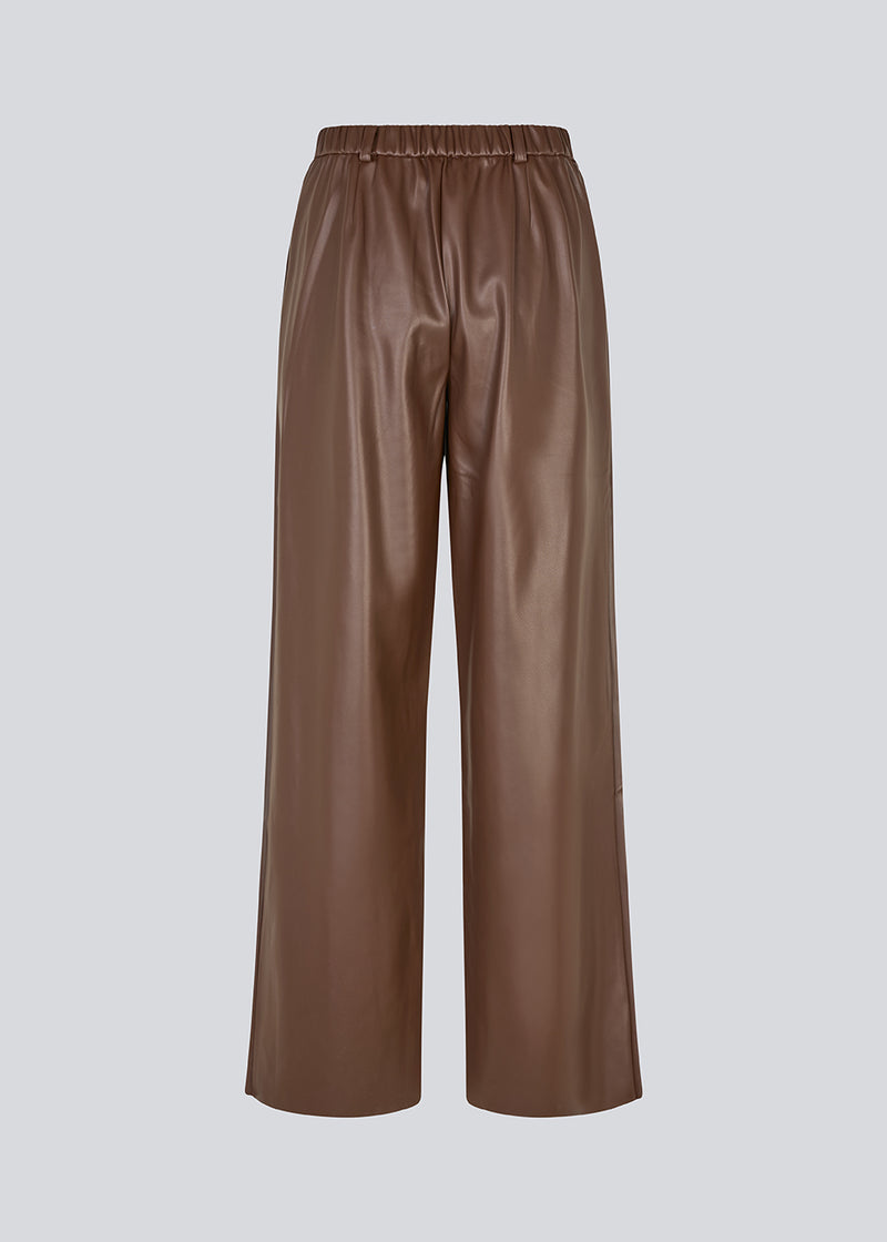 Løse bukser i 100% PU. Pellemd pants har en høj talje med elastik og sidelommer. Modellen er 175 cm og har en str. s/36 på.