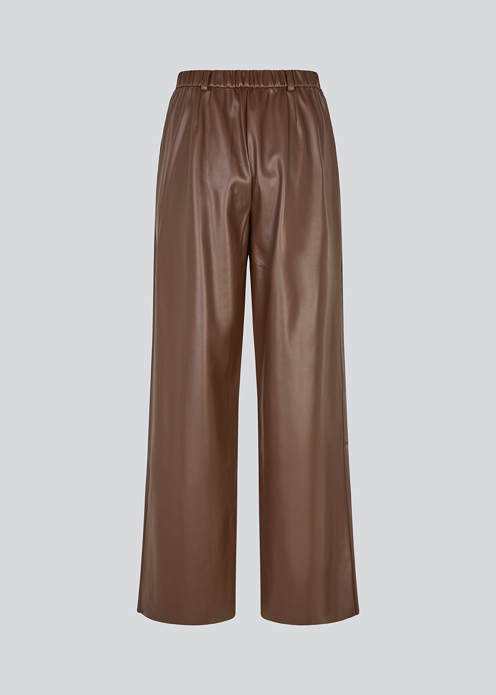 Løse bukser i 100% PU. Pellemd pants har en høj talje med elastik og sidelommer. Modellen er 175 cm og har en str. s/36 på.