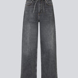 Sorte jeans med vide I bomuldsdenim. IsoldeMD pants har en høj talje for- og baglommer og et bindebånd i taljen. Modellen er 175 cm og har en str. S/36 på.