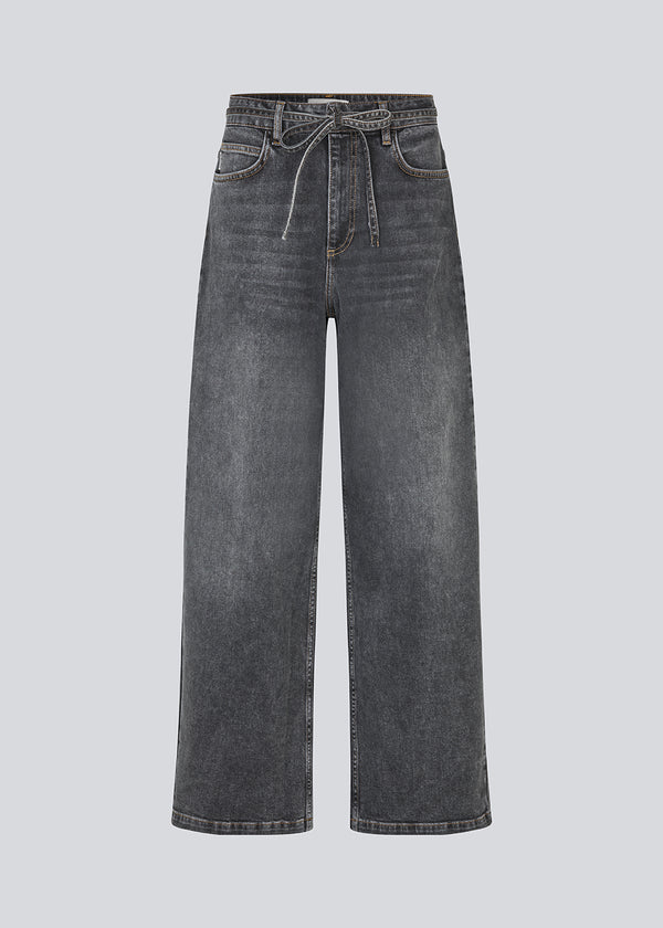 Sorte jeans med vide I bomuldsdenim. IsoldeMD pants har en høj talje for- og baglommer og et bindebånd i taljen. Modellen er 175 cm og har en str. S/36 på.