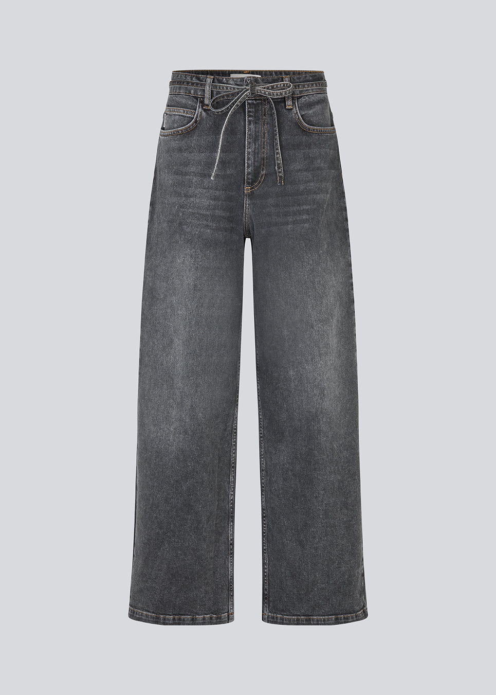 Sorte jeans med vide I bomuldsdenim. IsoldeMD pants har en høj talje for- og baglommer og et bindebånd i taljen. Modellen er 175 cm og har en str. S/36 på.