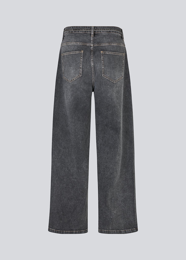 Sorte jeans med vide I bomuldsdenim. IsoldeMD pants har en høj talje for- og baglommer og et bindebånd i taljen. Modellen er 175 cm og har en str. S/36 på.