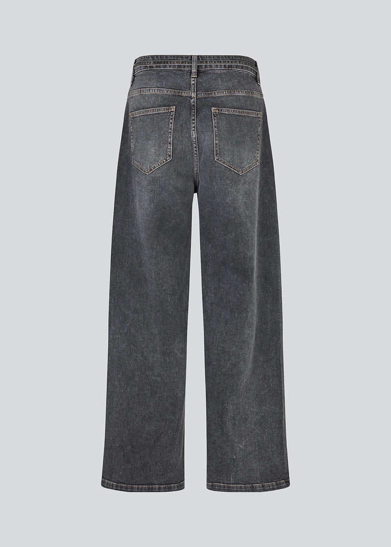 Sorte jeans med vide I bomuldsdenim. IsoldeMD pants har en høj talje for- og baglommer og et bindebånd i taljen. Modellen er 175 cm og har en str. S/36 på.