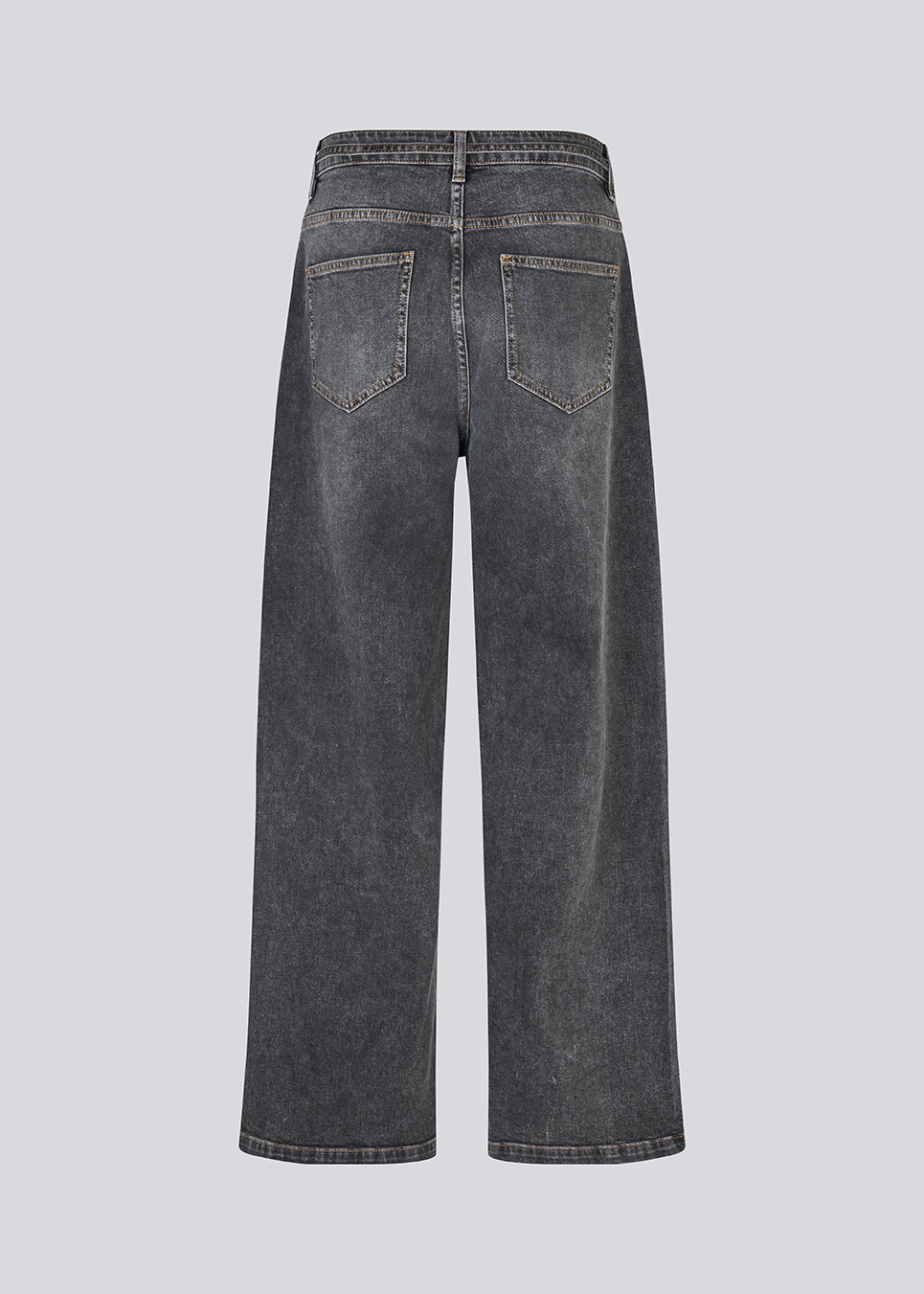 Sorte jeans med vide I bomuldsdenim. IsoldeMD pants har en høj talje for- og baglommer og et bindebånd i taljen. Modellen er 175 cm og har en str. S/36 på.