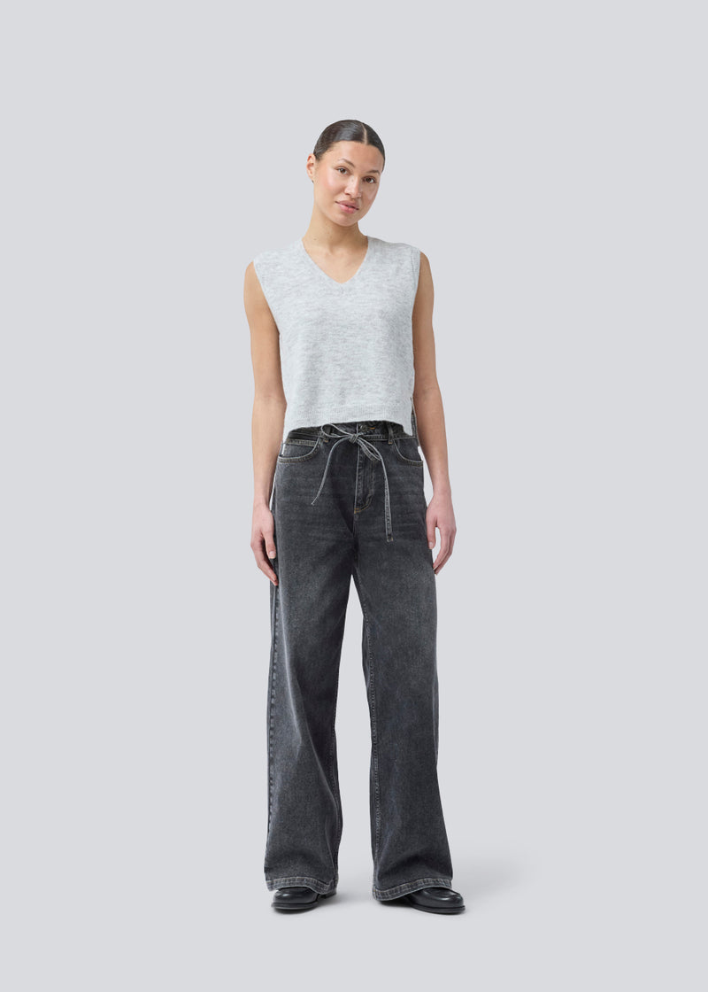 Sorte jeans med vide I bomuldsdenim. IsoldeMD pants har en høj talje for- og baglommer og et bindebånd i taljen. Modellen er 175 cm og har en str. S/36 på.