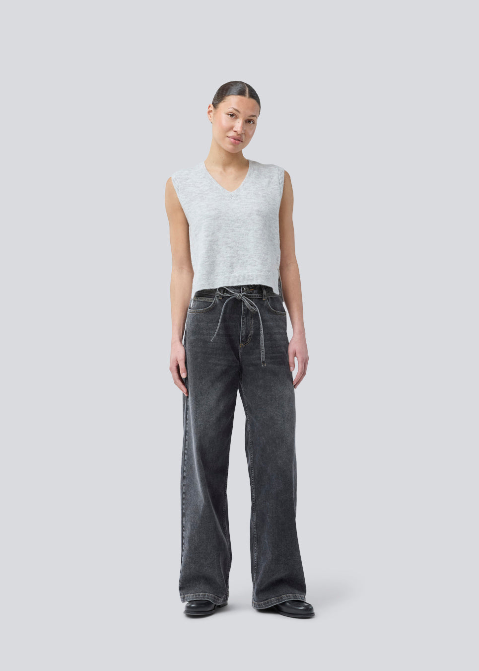 Sorte jeans med vide I bomuldsdenim. IsoldeMD pants har en høj talje for- og baglommer og et bindebånd i taljen. Modellen er 175 cm og har en str. S/36 på.