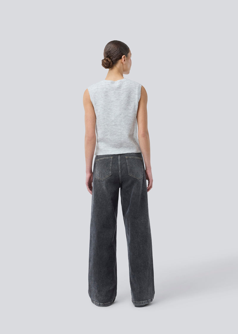Sorte jeans med vide I bomuldsdenim. IsoldeMD pants har en høj talje for- og baglommer og et bindebånd i taljen. Modellen er 175 cm og har en str. S/36 på.