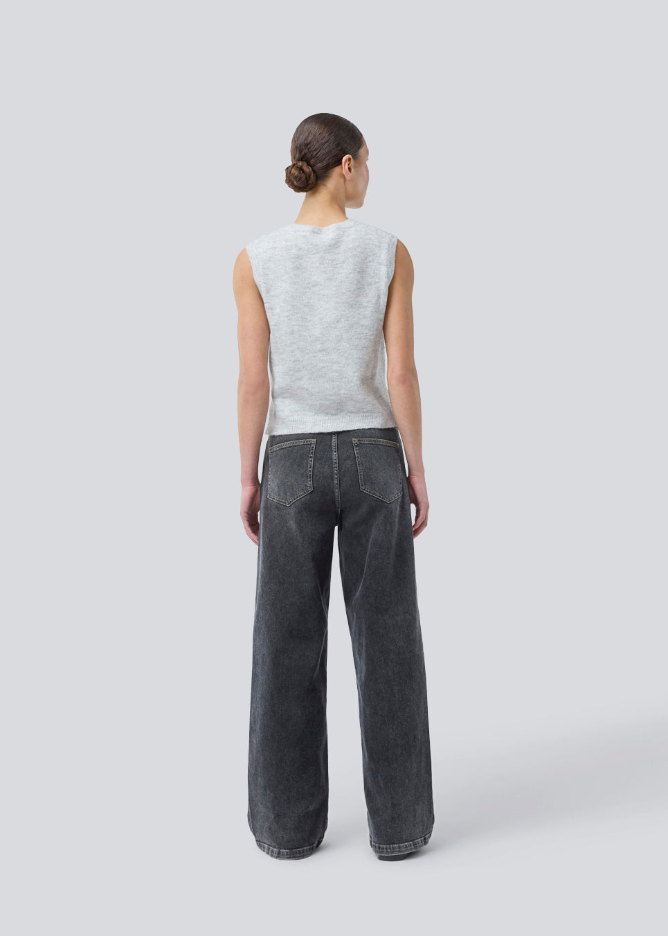 Sorte jeans med vide I bomuldsdenim. IsoldeMD pants har en høj talje for- og baglommer og et bindebånd i taljen. Modellen er 175 cm og har en str. S/36 på.