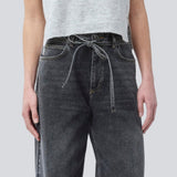 Sorte jeans med vide I bomuldsdenim. IsoldeMD pants har en høj talje for- og baglommer og et bindebånd i taljen. Modellen er 175 cm og har en str. S/36 på.