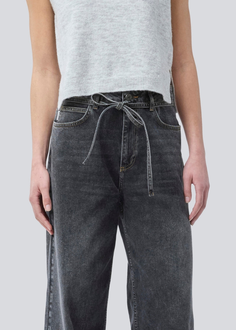 Sorte jeans med vide I bomuldsdenim. IsoldeMD pants har en høj talje for- og baglommer og et bindebånd i taljen. Modellen er 175 cm og har en str. S/36 på.