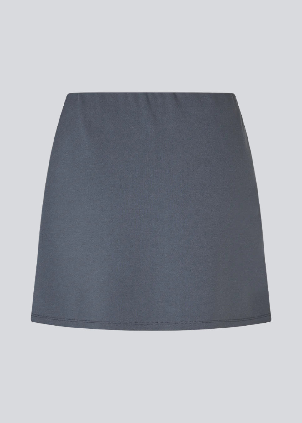 Kort løs nederdel i et strækbart materiale i mørkeblå. TurnerMD flare skirt har en elastik i taljen. Match nederdelen med toppen: TurnerMD tank top.