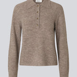 Strikket polo i brun med lange brede ærmer. Treemd polo har en stolpelukning og 4 knapper.&nbsp;