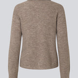 Strikket polo i brun med lange brede ærmer. Treemd polo har en stolpelukning og 4 knapper.&nbsp;