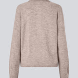 Strikket polo med lange ærmer. Treemd polo har en stolpelukning og 4 knapper.