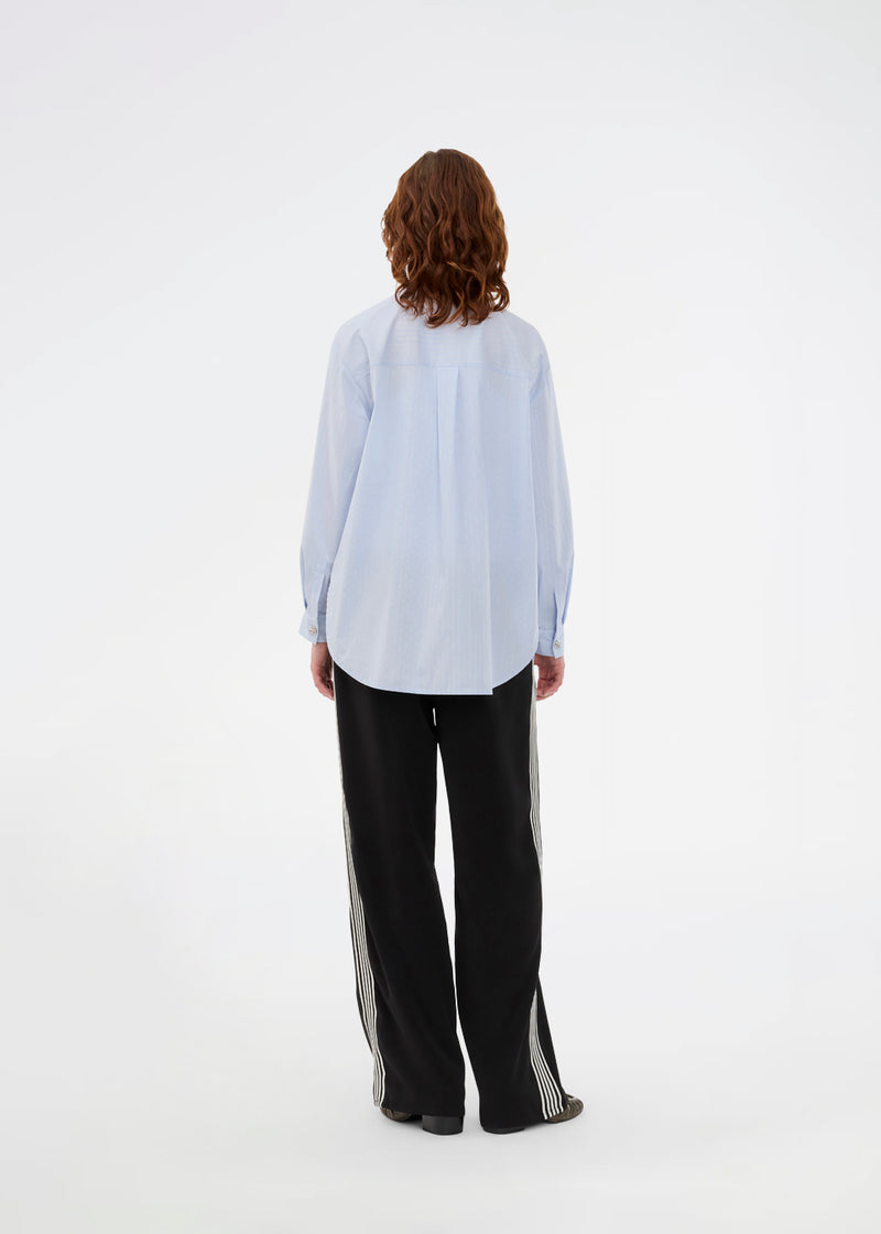 Lyseblå lang stribet skjorte i bomuld. Rowanmd shirt har en klassiske krave og smukke dekorative knapper, der giver skjorten et feminint og cool udtryk.