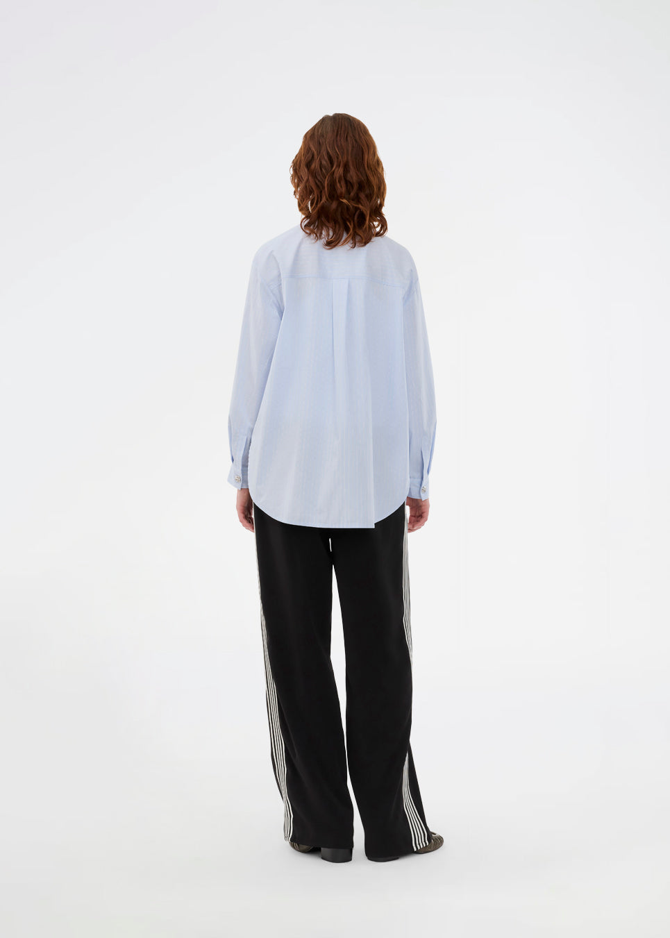 Lyseblå lang stribet skjorte i bomuld. Rowanmd shirt har en klassiske krave og smukke dekorative knapper, der giver skjorten et feminint og cool udtryk.