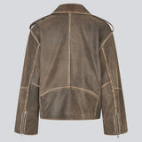 Jakke i blød lammelæder med skrå lynlås foran, revers med trykknapper og lange ærmer med lynlås forneden. HullaMD jacket har skrå forlommer med lynlås foran og er med foer. Modellen er 175 cm og har en størrelse S/36 på.