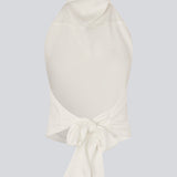 Halterneck top i hvid med bindedetalje i satin. Timmiemd top har en åbenryg med bindebånd og en knappelukning i nakken.&nbsp;