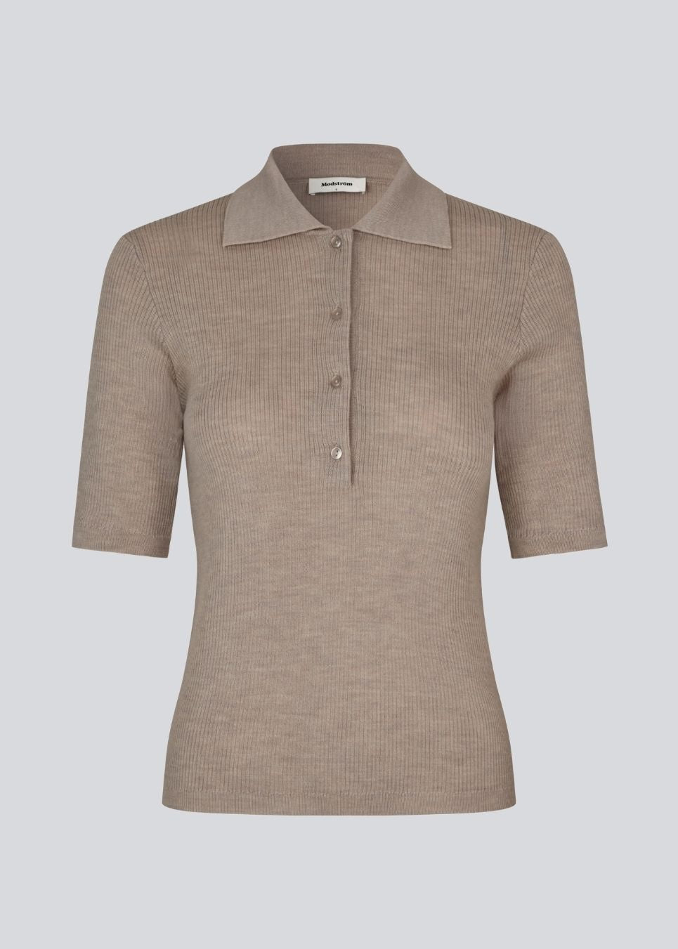 Kortærmet brun polo i 100% ribstrikket uld. Hirokimd SS polo kombinerer tidløs elegance med afslappet komfort. Den bløde, ribstrikkede kvalitet falder smukt på kroppen, mens kraven og knappelukningen giver mulighed for at tilpasse udtrykket.&nbsp;