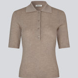 Kortærmet brun polo i 100% ribstrikket uld. Hirokimd SS polo kombinerer tidløs elegance med afslappet komfort. Den bløde, ribstrikkede kvalitet falder smukt på kroppen, mens kraven og knappelukningen giver mulighed for at tilpasse udtrykket.&nbsp;