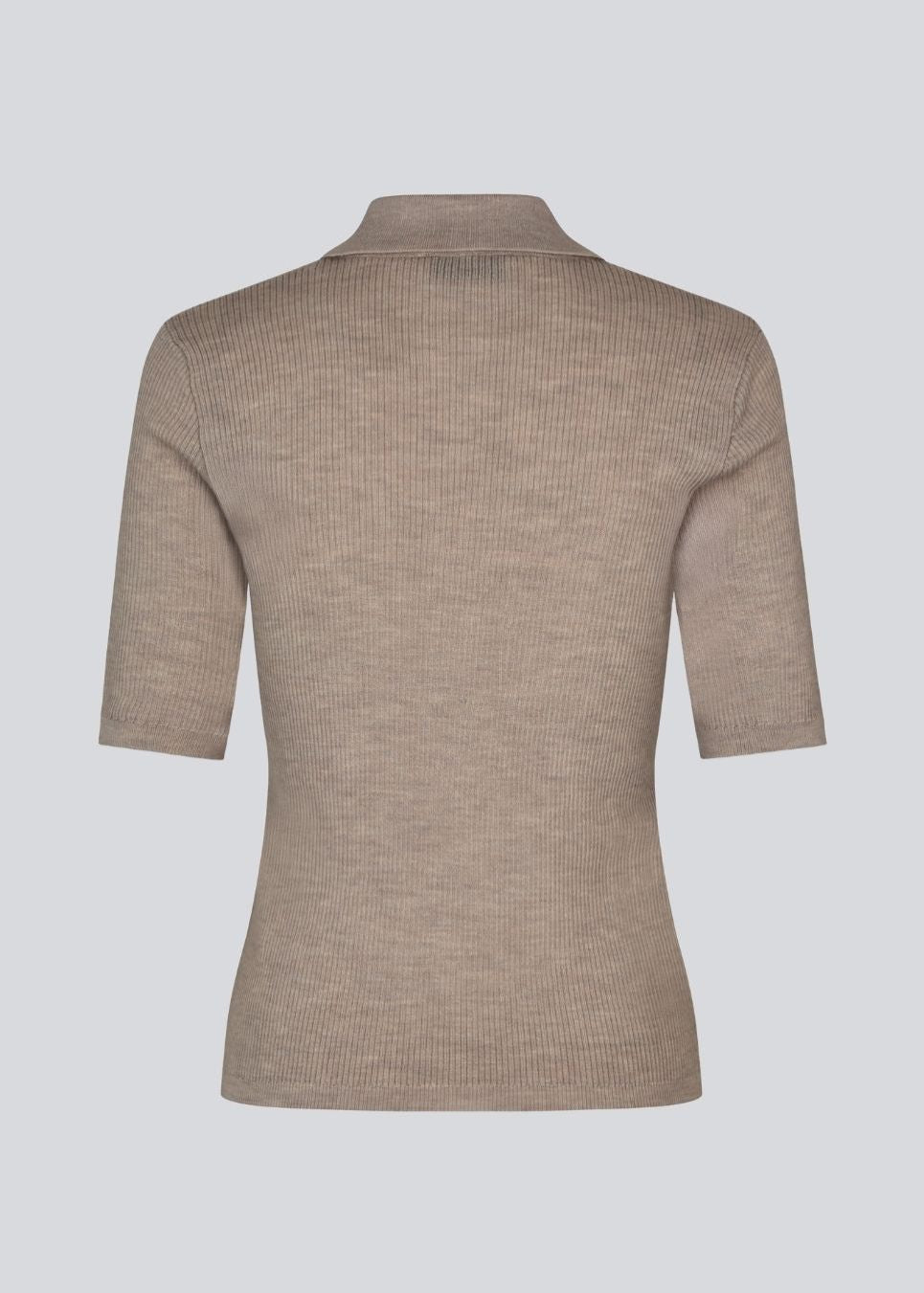 Kortærmet brun polo i 100% ribstrikket uld. Hirokimd SS polo kombinerer tidløs elegance med afslappet komfort. Den bløde, ribstrikkede kvalitet falder smukt på kroppen, mens kraven og knappelukningen giver mulighed for at tilpasse udtrykket.&nbsp;