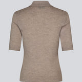 Kortærmet brun polo i 100% ribstrikket uld. Hirokimd SS polo kombinerer tidløs elegance med afslappet komfort. Den bløde, ribstrikkede kvalitet falder smukt på kroppen, mens kraven og knappelukningen giver mulighed for at tilpasse udtrykket.&nbsp;