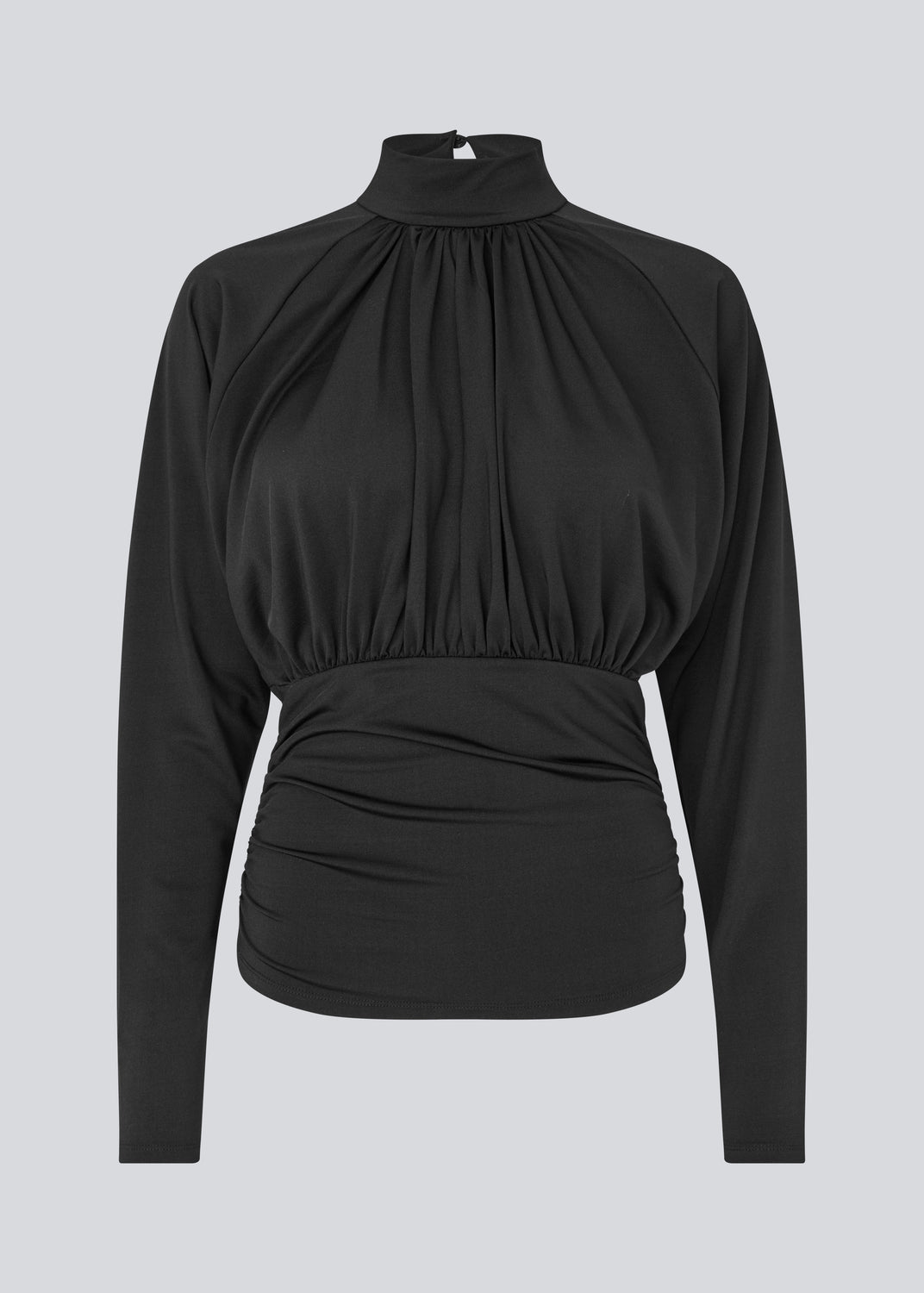 Elegant sort bluse med høj hals og lange ærmer. Blusen er designet med fine rynkedetaljer ved brystet og taljen, som skaber en flatterende silhuet. Den har en diskret knaplukning bagpå i nakken, som giver et sofistikeret og feminint udtryk. Det strækbare stof sikrer en behagelig pasform, mens det draperede snit tilføjer ekstra elegance. Perfekt til både hverdagsbrug og festlige lejligheder.
