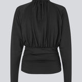 Elegant sort bluse med høj hals og lange ærmer. Blusen er designet med fine rynkedetaljer ved brystet og taljen, som skaber en flatterende silhuet. Den har en diskret knaplukning bagpå i nakken, som giver et sofistikeret og feminint udtryk. Det strækbare stof sikrer en behagelig pasform, mens det draperede snit tilføjer ekstra elegance. Perfekt til både hverdagsbrug og festlige lejligheder.