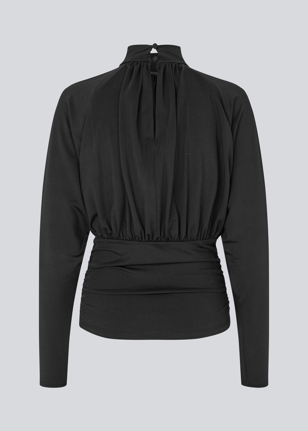 Elegant sort bluse med høj hals og lange ærmer. Blusen er designet med fine rynkedetaljer ved brystet og taljen, som skaber en flatterende silhuet. Den har en diskret knaplukning bagpå i nakken, som giver et sofistikeret og feminint udtryk. Det strækbare stof sikrer en behagelig pasform, mens det draperede snit tilføjer ekstra elegance. Perfekt til både hverdagsbrug og festlige lejligheder.