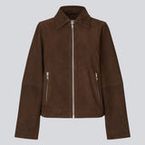 Brun læderjakke med løs pasform i 100% ruskindslæder. NimaMD suede jacket har en lynlås lukning, skjortekrave og to forlommer.