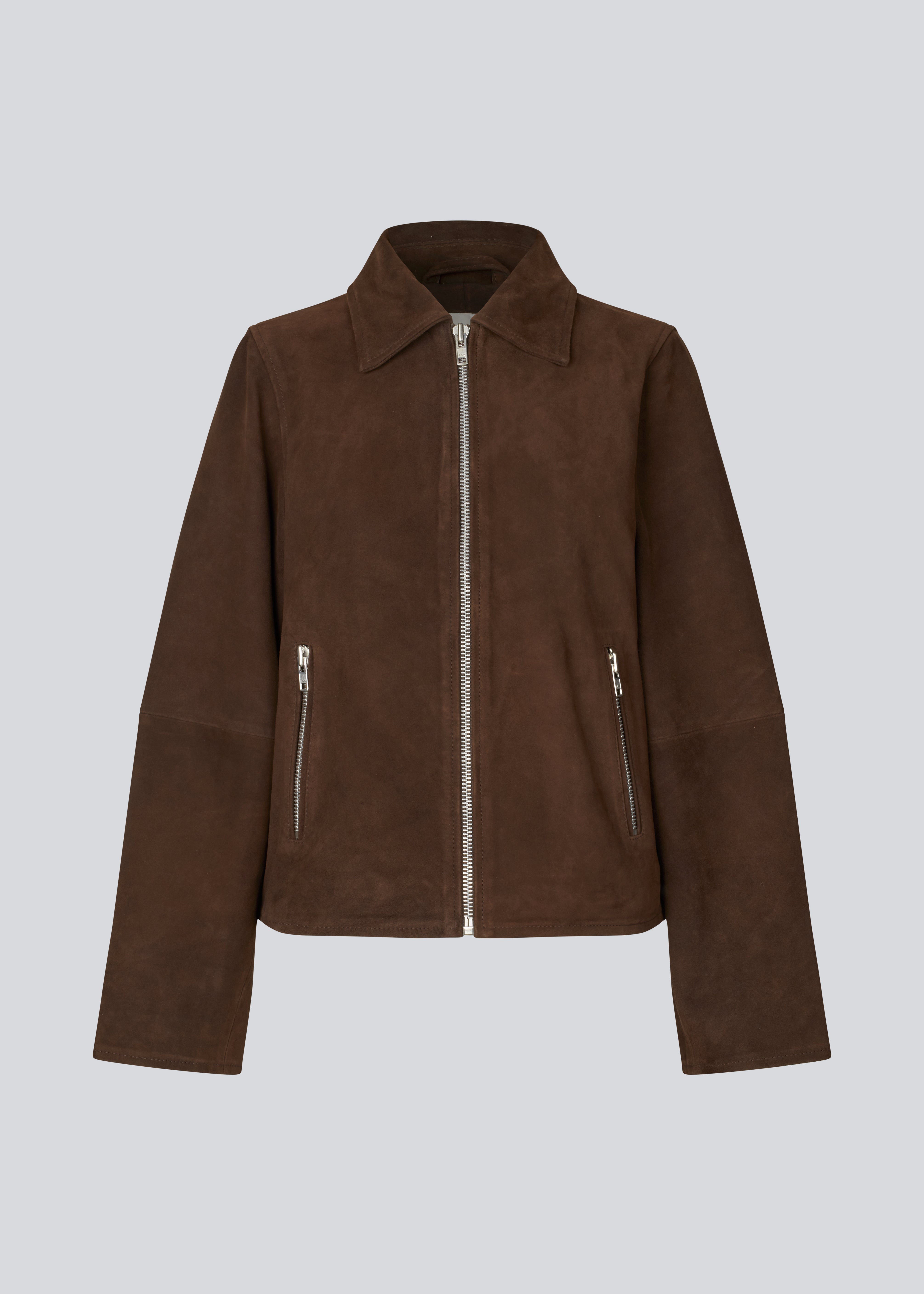 Brun læderjakke med løs pasform i 100% ruskindslæder. NimaMD suede jacket har en lynlås lukning, skjortekrave og to forlommer.