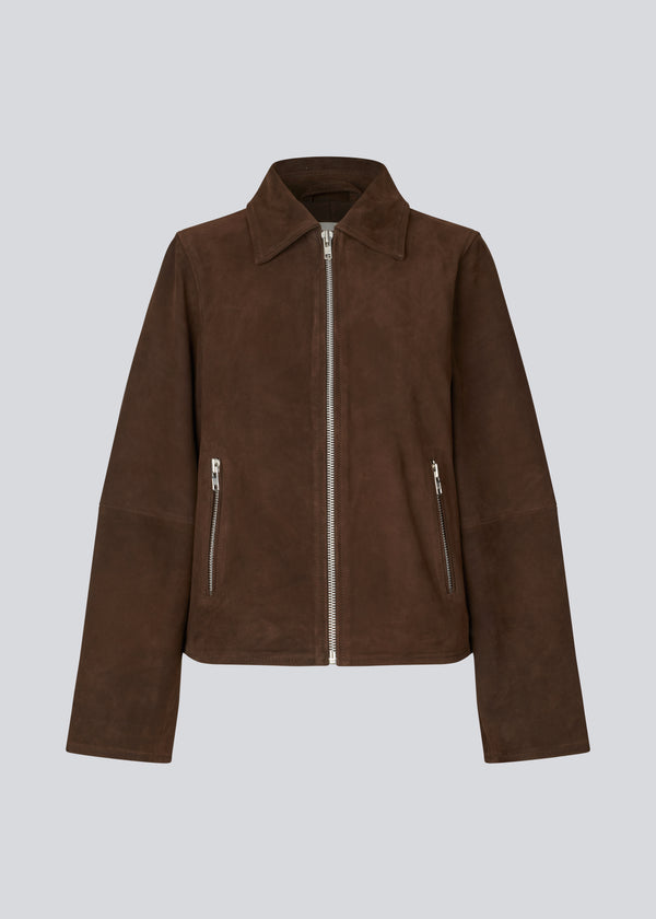Brun læderjakke med løs pasform i 100% ruskindslæder. NimaMD suede jacket har en lynlås lukning, skjortekrave og to forlommer.