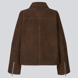 Brun læderjakke med løs pasform i 100% ruskindslæder. NimaMD suede jacket har en lynlås lukning, skjortekrave og to forlommer.