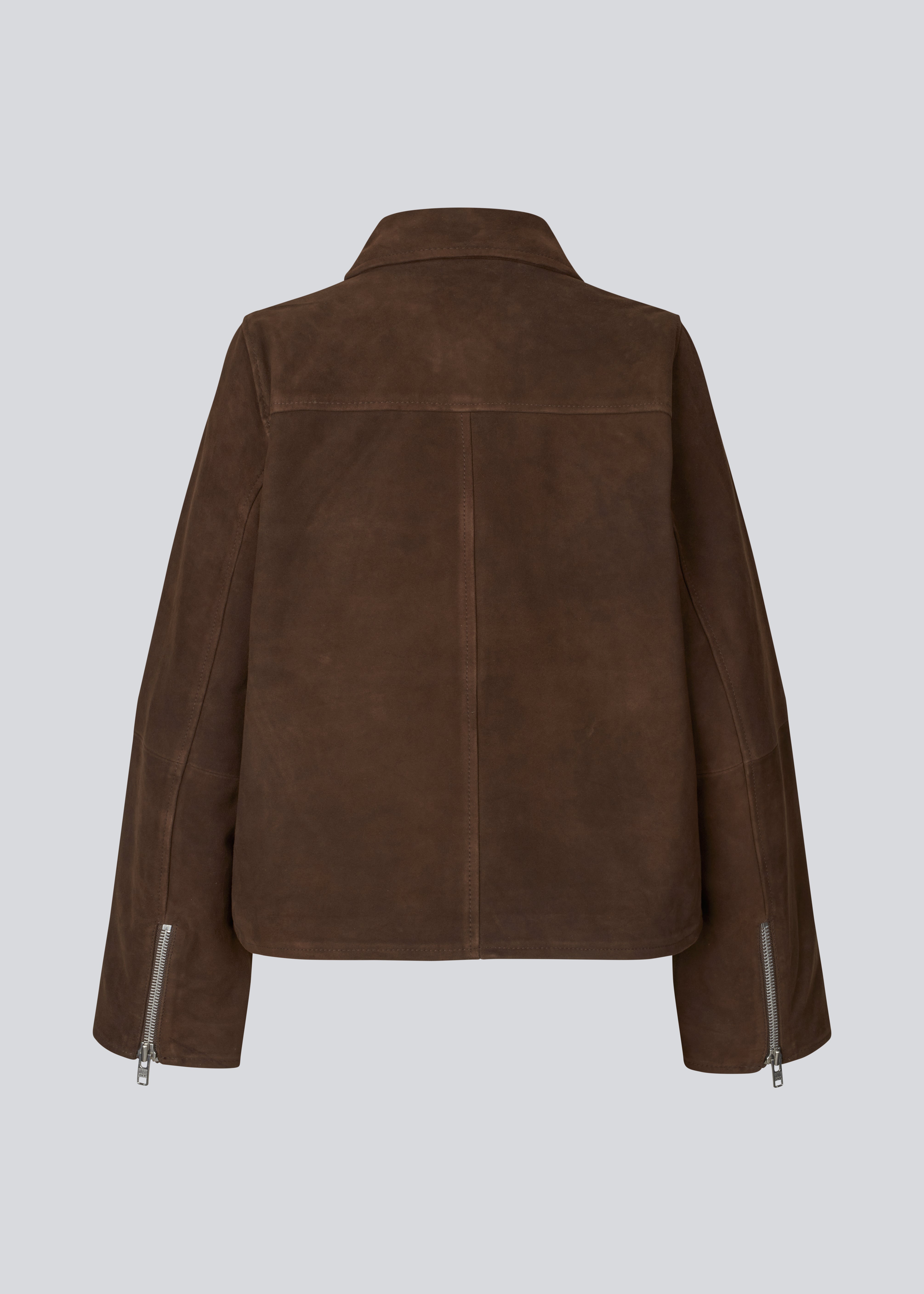 Brun læderjakke med løs pasform i 100% ruskindslæder. NimaMD suede jacket har en lynlås lukning, skjortekrave og to forlommer.