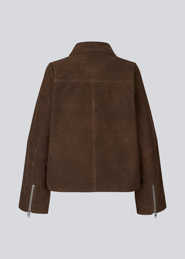 Brun læderjakke med løs pasform i 100% ruskindslæder. NimaMD suede jacket har en lynlås lukning, skjortekrave og to forlommer.