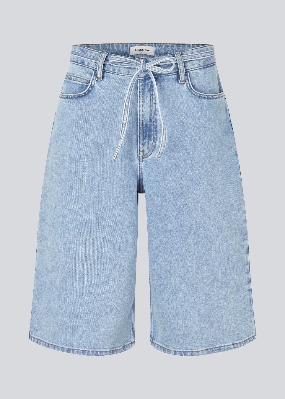 Shorts med vide I bomulds denim. IsoldeMD long shorts har en høj talje for- og baglommer og et bindebånd i taljen.