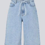 Shorts med vide I bomulds denim. IsoldeMD long shorts har en høj talje for- og baglommer og et bindebånd i taljen.