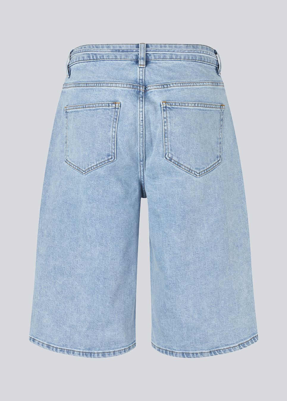 Shorts med vide I bomulds denim. IsoldeMD long shorts har en høj talje for- og baglommer og et bindebånd i taljen.