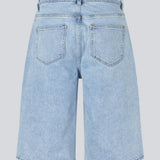 Shorts med vide I bomulds denim. IsoldeMD long shorts har en høj talje for- og baglommer og et bindebånd i taljen.