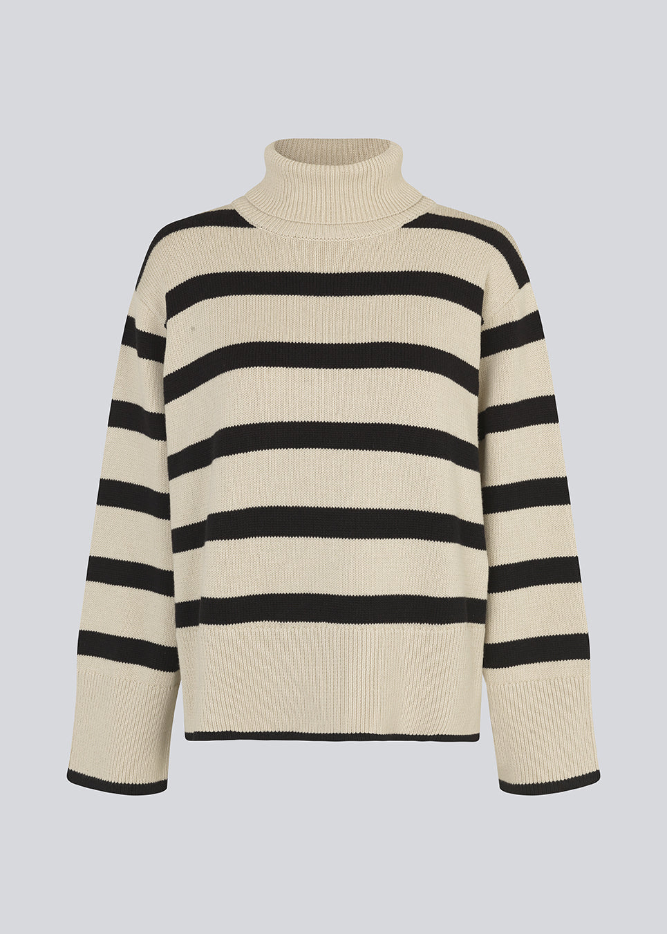 Finstrikket, oversized trøje i bomuldsstrik i beige med sorte striber. CorbinMD stripe t-neck har en ribstrikket rullekrave, lange brede ærmer og brede ribkanter ved ærmer og forneden.
