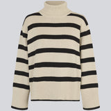 Finstrikket, oversized trøje i bomuldsstrik i beige med sorte striber. CorbinMD stripe t-neck har en ribstrikket rullekrave, lange brede ærmer og brede ribkanter ved ærmer og forneden.