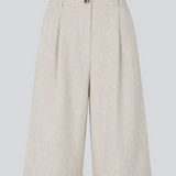 GaleMD shorts i linen og bomuld har et klassisk design. Shortsene har knælange, vide ben med pressefolder som skaber et elegant look.