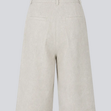 GaleMD shorts i linen og bomuld har et klassisk design. Shortsene har knælange, vide ben med pressefolder som skaber et elegant look.