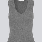 Ærmeløs top i ribbed bomuldsjersey. Igormd tank top har en tætsiddende pasform og en rund halsudskæring.