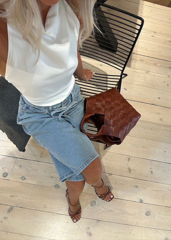 Shorts med vide I bomulds denim. IsoldeMD long shorts har en høj talje for- og baglommer og et bindebånd i taljen.