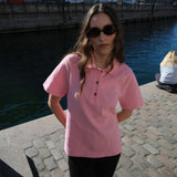 Kortærmet polo i lyserød/pink i 100% bomulds pique og med et broderet logo. NobuMD LS polo har en stolpelukning med 3 knapper.