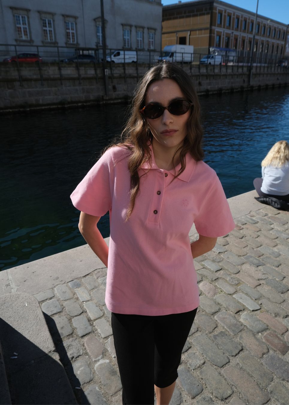 Kortærmet polo i lyserød/pink i 100% bomulds pique og med et broderet logo. NobuMD LS polo har en stolpelukning med 3 knapper.