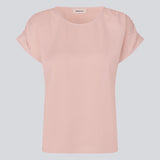 Lyserød t-shirt med løs pasform i satin. MylaMD SS top har en rund halsudskæring og rynkedetaljer på ærmet.