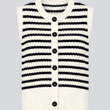 Strikket vest i navy og hvid med rund hals og knaplukning foran. Ulvamd stripe top har et klassisk stribet mønster og brede ribkanter, der giver en flot pasform. Fremstillet i 100% økologisk bomuld – perfekt til lag-på-lag styling.&nbsp;