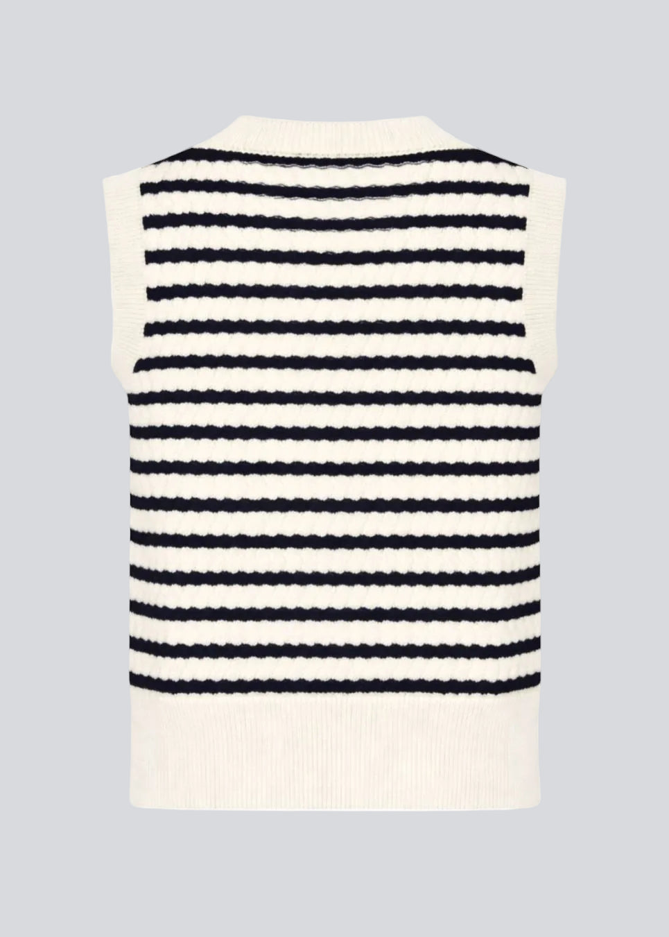 Strikket vest i navy og hvid med rund hals og knaplukning foran. Ulvamd stripe top har et klassisk stribet mønster og brede ribkanter, der giver en flot pasform. Fremstillet i 100% økologisk bomuld – perfekt til lag-på-lag styling.&nbsp;